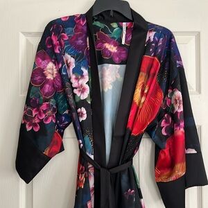 NWOT Soma satin kimono robe in gorgeous floral pattern